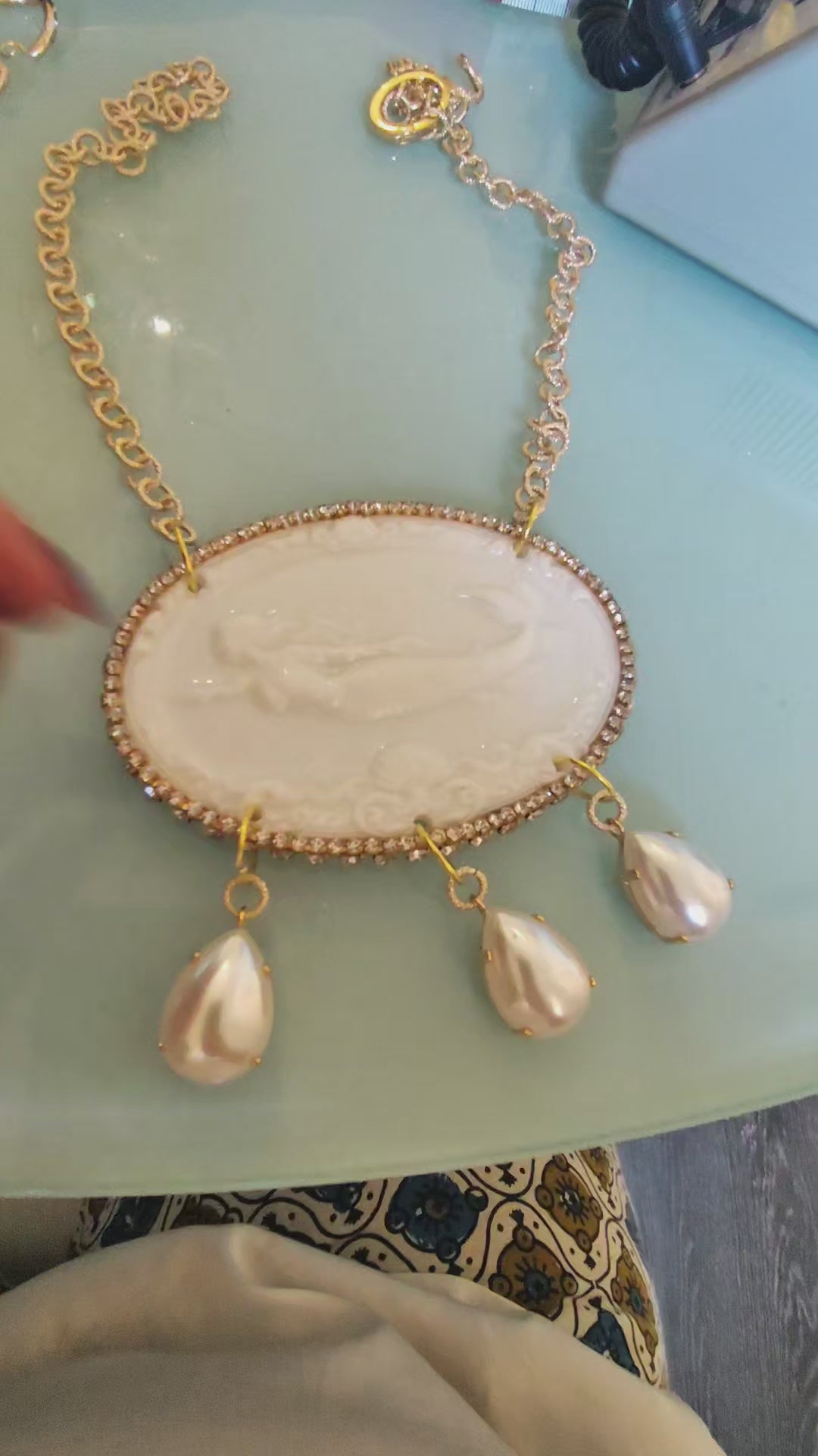 Cammeo Parthenope Bianco con gocce di perle