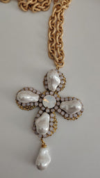 Croce con perle scaramazze e Swarovski
