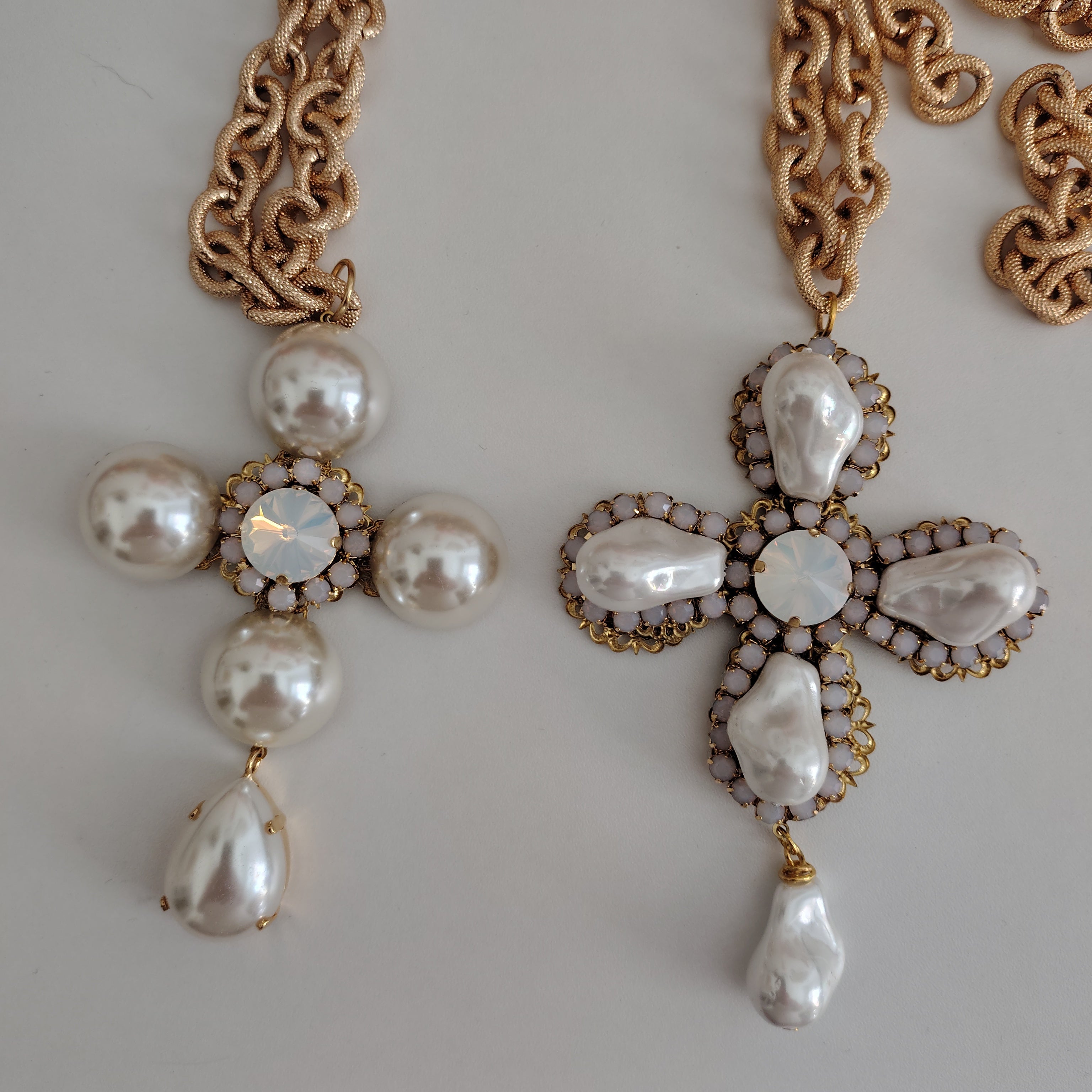 Croce con perle scaramazze e Swarovski