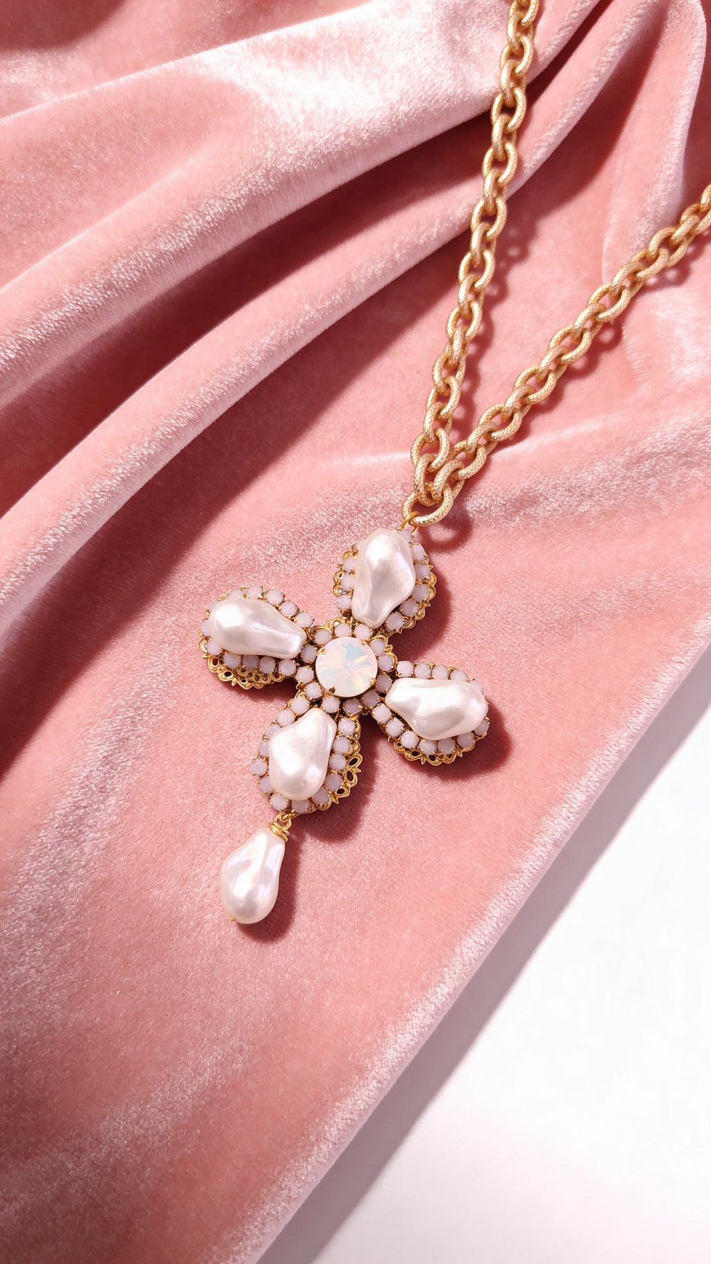 Croce con perle scaramazze e Swarovski