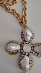 Croce con perle scaramazze e Swarovski