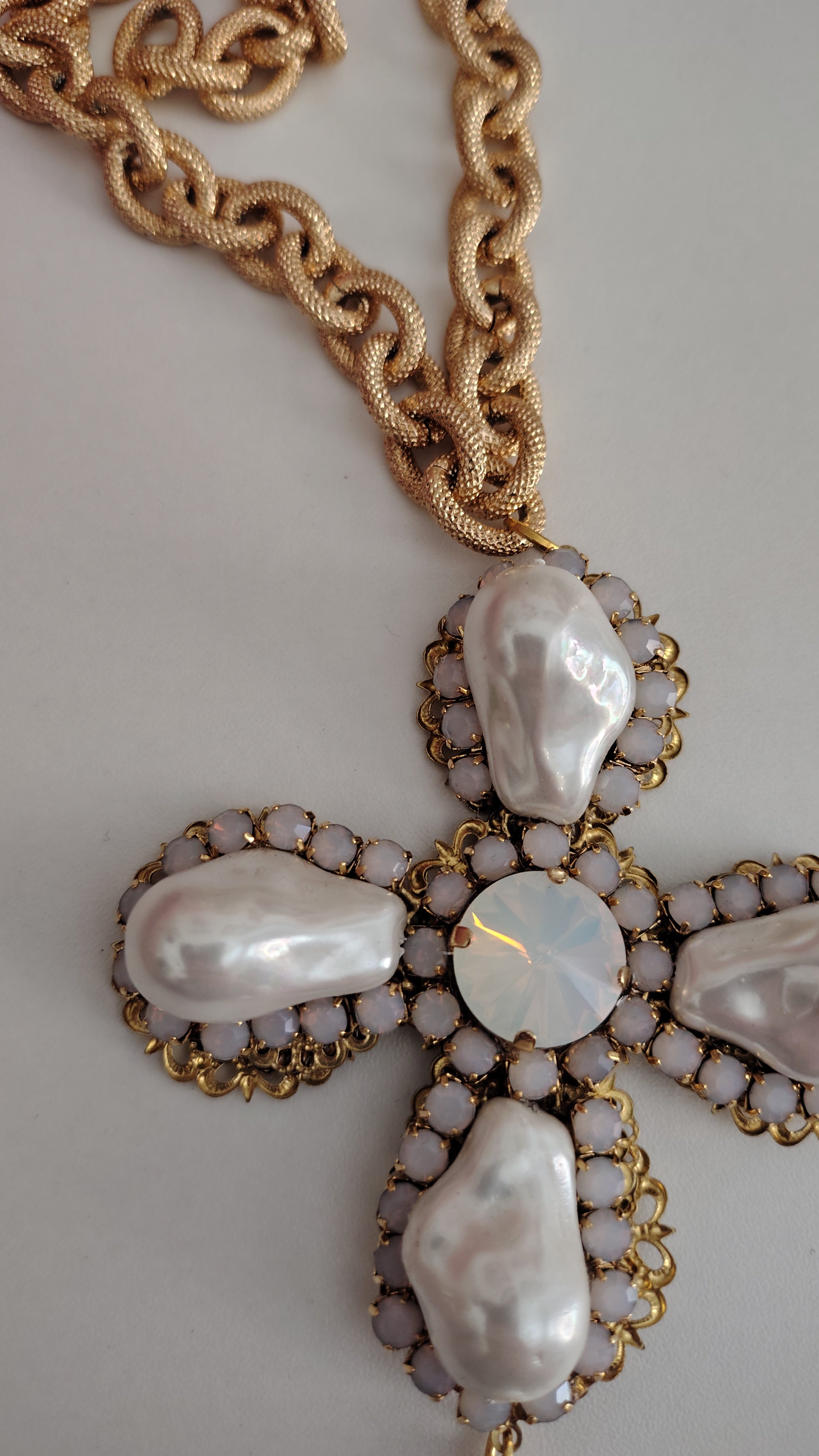 Croce con perle scaramazze e Swarovski